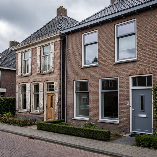 Monteur plaatst kunststof kozijnen bij een woning in Veenendaal